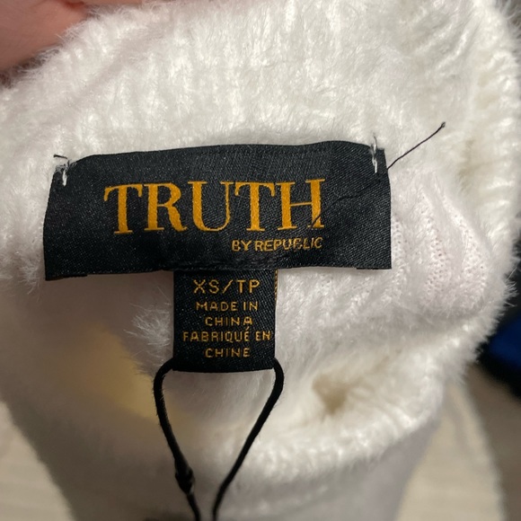 BNWT soft turtle neck sweater - Picture 3 of 3